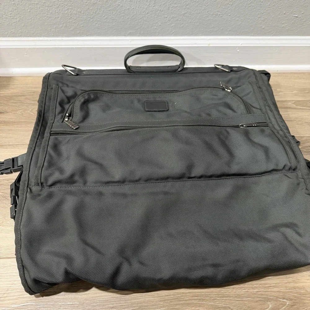 TUMI High-Quality Green Ballistic Nylon Bi-Fold Shoulder Carry Garment Bag 234m3